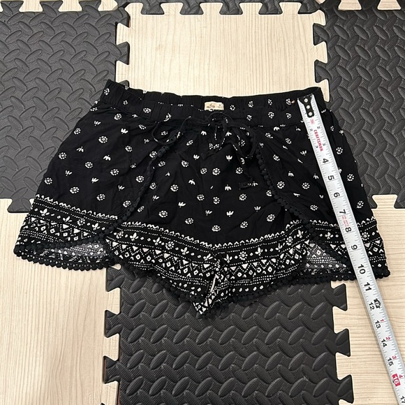 Hollister black printed flow shorts with lots of detailing size extra small - Picture 4 of 10